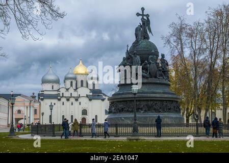 VELIKY NOVGOROD, RUSSIA - 17 OTTOBRE 2020: Il Monumento del Millennio di Russia e la Cattedrale di Santa Sofia in un giorno nuvoloso di ottobre Foto Stock