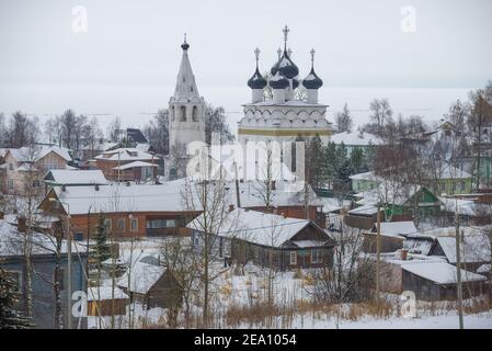 Antica Chiesa del Salvatore misericordioso (1723) nel paesaggio urbano in un giorno nuvoloso di dicembre. Belozersk, regione di Vologda. Russia Foto Stock