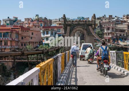 MANDI, INDIA - 12 MAGGIO 2011: Sull'antico ponte sospeso Victoria in una giornata di sole Foto Stock
