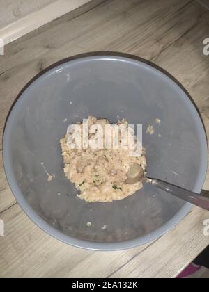 un pollo sminuzzato in una ciotola con un cucchiaio la cucina Foto Stock