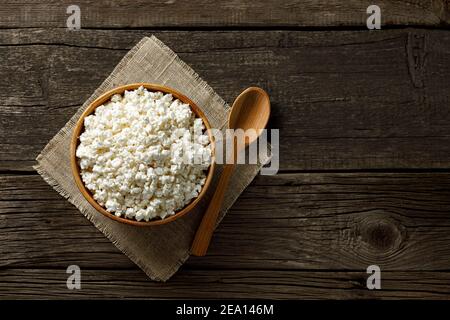 ricotta il formaggio in ciotola di argilla Foto Stock