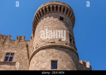 Palazzo del Gran Maestro a Rodi, Grecia, torre sullo sfondo del cielo blu Foto Stock