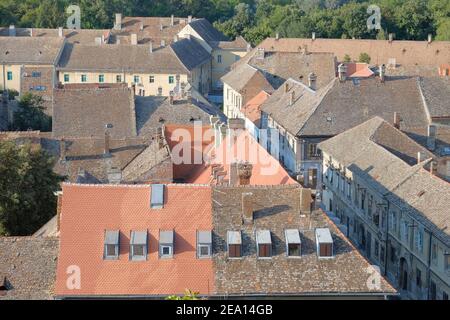 Tetti e camini della città vecchia di Petrovaradin, Serbia Foto Stock