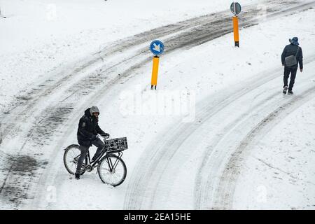 DORDRECHT, PAESI BASSI - 7 FEBBRAIO: La gente viene vista in una strada innevata il 7 febbraio 2021 a Dordrecht, Paesi Bassi, mentre il paese si sveglia fino alla prima tempesta di neve in circa dieci anni. (Foto di Niels Wenstedt/BSR Agency/Alamy Live News) Foto Stock