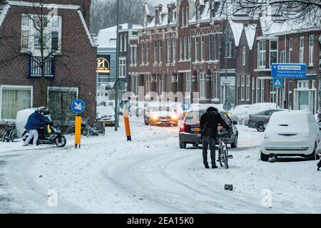 DORDRECHT, PAESI BASSI - 7 FEBBRAIO: La gente viene vista in una strada innevata il 7 febbraio 2021 a Dordrecht, Paesi Bassi, mentre il paese si sveglia fino alla prima tempesta di neve in circa dieci anni. (Foto di Niels Wenstedt/BSR Agency/Alamy Live News) Foto Stock