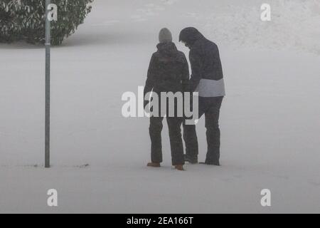 Haltern, NRW, Germania. 07 febbraio 2021. Due escursionisti si sono avvolti al caldo per passeggiare nella neve. Un severo avvertimento meteo è in atto nel Nord Reno-Westfalia e in altre parti della Germania dopo le tempeste, fino a 30 cm di neve caduto durante la notte e la Domenica mattina. Il tempo è impostato per continuare. Credit: Imageplotter/Alamy Live News Foto Stock