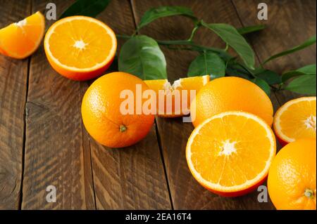 Arance fresche con arance verdi su rustico sfondo di legno con copia passo Foto Stock