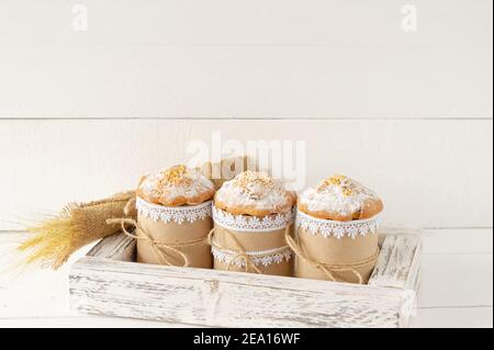 Sistemazione decorazione felice Pasqua vacanza di fondo concetto. Torte di Pasqua in scatola di legno e ramoscelli di primavera. Colori pastello. Foto Stock