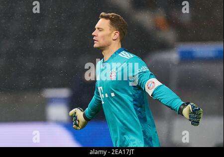 Berlino, Germania. 05 febbraio 2021. Manuel NEUER, portiere FCB 1 jubel, schlussjubel nella partita HERTHA BSC BERLINO - FC BAYERN MUENCHEN 1.Lega di calcio tedesca il 5 febbraio 2021 a Berlino, Germania Stagione 2020/2021, giorno di incontro 20, 1.Bundesliga, FCB, München, 20.Spieltag © Peter Schatz / Alamy Live News - le NORMATIVE DFL VIETANO L'USO DI FOTOGRAFIE come SEQUENZE DI IMMAGINI e/o QUASI-VIDEO - Credit: Peter Schatz/Alamy Live News Foto Stock