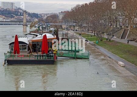 LIONE, FRANCIA, 4 febbraio 2021 : le acque del Rodano inondano le rive del fiume. Come misura di sicurezza, la città annuncia la chiusura di una parte di Foto Stock