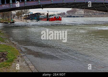 LIONE, FRANCIA, 4 febbraio 2021 : le acque del Rodano inondano le rive del fiume. Come misura di sicurezza, la città annuncia la chiusura di una parte di Foto Stock