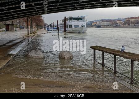 LIONE, FRANCIA, 4 febbraio 2021 : le acque del Rodano inondano le rive del fiume. Come misura di sicurezza, la città annuncia la chiusura di una parte di Foto Stock