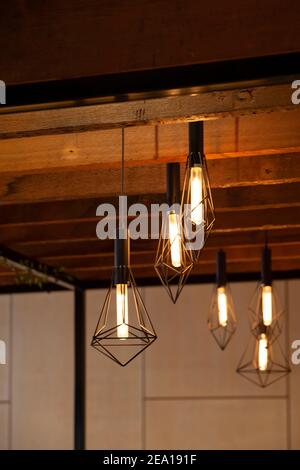 Illuminazione moderna negli interni del ristorante. Foto Stock