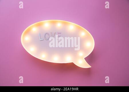 Composizione romantica creativa di San Valentino. flat Lay amore festa celebrazione testo amore su lightbox su sfondo rosa con spazio copia per il design soc Foto Stock