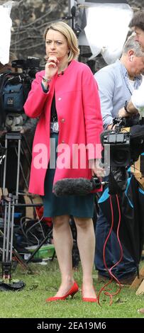 PIC Shows: Laura Kuenssberg su College Green in pink Pic di Gavin Rodgers/pixel 8000 Ltd Foto Stock