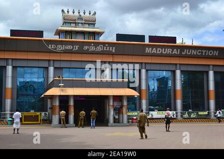 Madurai, Tamil Nadu, India - Gennaio, 2017: Edificio della stazione ferroviaria di Madurai Junction. Tassisti in attesa di passeggeri in arrivo vicino all'ingresso anteriore Foto Stock