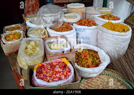 Grande varietà di cibo. Macaroni colorati o pasta in sacchetti sul mercato di strada a Darjeeling, India Foto Stock
