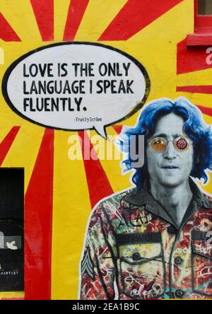 L'amore è l'unica lingua che parlo fluentemente. John Lennon muro arte da blocco Sabato a Brighton, Inghilterra. Tutto ciò di cui avete bisogno è l'amore. Messaggio di San Valentino Foto Stock