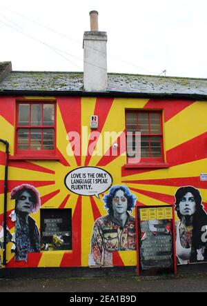 L'amore è l'unica lingua che parlo fluentemente. John Lennon muro arte da blocco Sabato a Brighton, Inghilterra. Tutto ciò di cui avete bisogno è l'amore. Messaggio di San Valentino Foto Stock