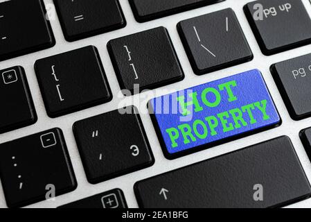 Segno di testo che mostra la proprietà Hot. Testo di foto di affari qualcosa che è ricercato dopo o è richiesto pesantemente tastiera colorata del PC con l'asso Foto Stock