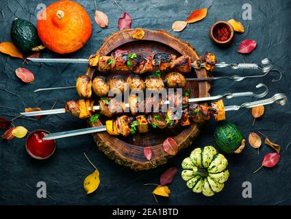 Kebab o spiedini di carne e zucca. Deliziosa carne fritta su spiedini Foto Stock