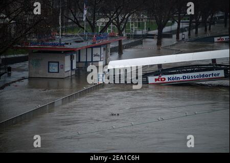 Colonia, Germania. 07 febbraio 2021. La passeggiata lungo il fiume di fronte alla città vecchia è inondata dalle acque alte del Reno. La Federal Waterways and Shipping Administration ha corretto le sue aspettative in modo significativo verso il basso. Il livello del Reno a Colonia dovrebbe ora raggiungere il picco di domenica pomeriggio a poco meno di 8.70 metri, dopo di che scenderà notevolmente. Credit: Henning Kaiser/dpa/Alamy Live News Foto Stock