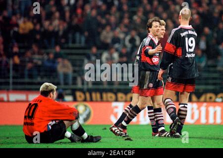 Oberhausen Germania 9.3.1999, Calcio: Coppa DFB stagione 1998/99, Rot-Weiss Oberhausen (RWO) vs FC Bayern Monaco (FCB) 1:3 - da sinistra: Christoph MUELLER (RWO) , Stefan EFFENBERG, Thomas LINKE, Carsten Jancker (tutte le FCB) Foto Stock