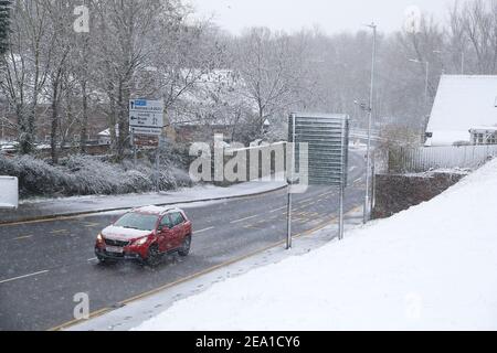 Ashford, Kent, Regno Unito. 07 Feb 2021. Regno Unito Meteo: Storm Darcy colpisce la città di Ashford in Kent. Photo Credit: Paul Lawrenson/Alamy Live News Foto Stock