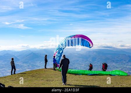 Monte San Vicino, Italia - 1 novembre 2020: Parapendio in montagna, Marche, Italia. Foto Stock
