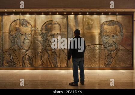 Presidenti Kennedy e Johnson in murales con foto-incisione al magnesio di Naomi Savage, Great Hall, Lyndon Johnson Library and Museum a Austin, Texas, USA Foto Stock