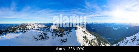 Torre radio del monte Hochkar in bassa Austria durante l'inverno. Area alpina nelle Alpi austriache. Foto Stock