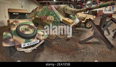 WW2 Volkswagen Kübelwagen e Jagdpanzer 38 Hetzer Armored Vehicle, Great Hall presso il Texas Military Forces Museum a Camp Mabry ad Austin, Texas, Foto Stock