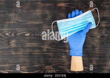 Manichino con un guanto monouso e con una maschera medica. Durante la quarantena di covid19. Foto Stock