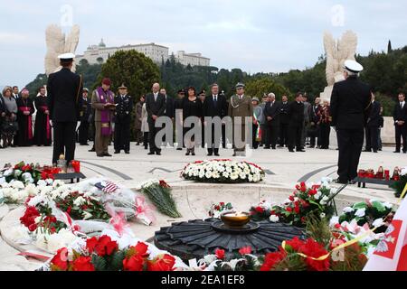 Cassino, Italia - 16 ottobre 2010: Il presidente polacco Bronisław Komorowski partecipa alla cerimonia nel cimitero militare polacco di Montecassino Foto Stock