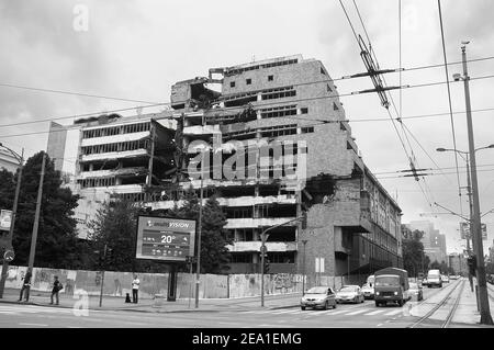 BELGRAD, SERBIA - AGOSTO 01: Rovine del Ministero della Difesa edificio bombardato dalla NATO nel 1999. Girato nel 2014 Foto Stock