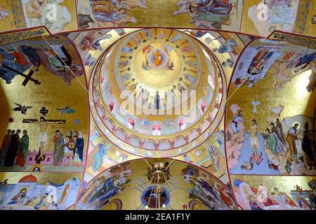 PODGORICA, MONTENEGRO - AGOSTO, 17: Volta della Cattedrale della Risurrezione a Podgorica. Ancora incompleto al momento della fucilazione nel 2014, la costruzione era b Foto Stock