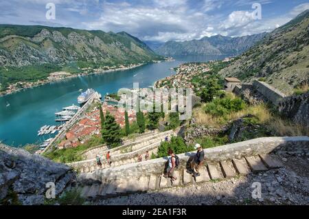 CATTARO, MONTENEGRO - LUGLIO 14: I turisti che scendono le scale dalla fortificazione di San Giovanni conducono alla baia di Cattaro, spesso chiamata come il fiordo più meridionale Foto Stock