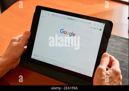 Primo piano di donna anziana che guarda Google su di lei IPad Apple Foto Stock