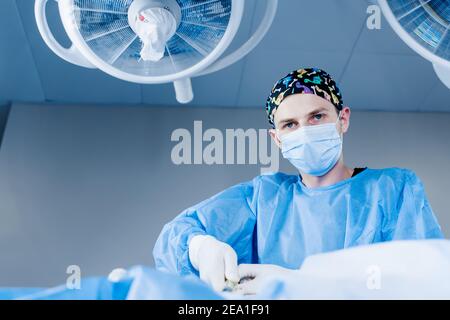 Liposuzione della chirurgia del mento. Pompando fuori il grasso nella zona del mento di una donna. Correzione della forma della faccia. Procedure di cosmetologia per persone anziane Foto Stock