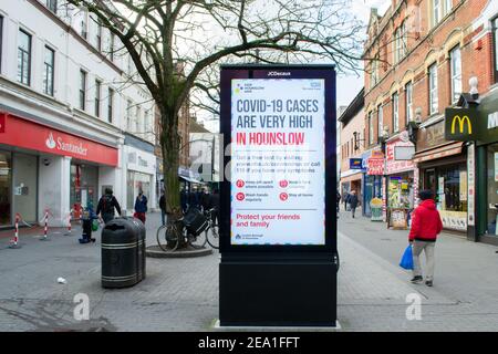 HOUNSLOW, LONDRA, INGHILTERRA - 5 febbraio 2021: 'I CASI COVID-19 SONO MOLTO ELEVATI NEL quadro informativo DI HOUNSLOW' Foto Stock