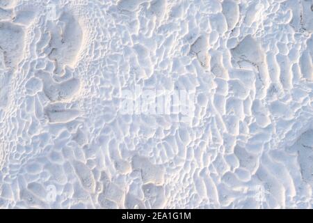 Uno sfondo bianco astratto formato da acque geotermiche. Foto Stock