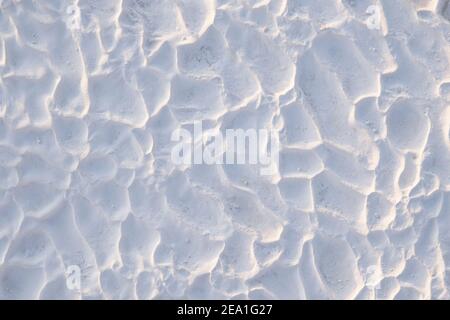 Uno sfondo bianco astratto formato da acque geotermiche. Foto Stock