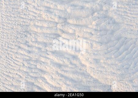 Uno sfondo bianco astratto formato da acque geotermiche. Foto Stock