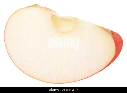 Fetta di mela rossa senza semi isolato su sfondo bianco con percorso di ritaglio. Profondità di campo completa Foto Stock