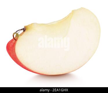 Cuneo di mela rossa senza semi isolato su fondo bianco. Fetta di mela rossa con tracciato di ritaglio. Profondità di campo completa. Foto Stock