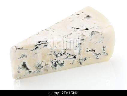 Fetta di formaggio blu morbido con muffa isolata su sfondo bianco. Fetta di formaggio blu con percorso di ritaglio Foto Stock