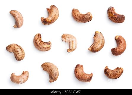 Set di noci di anacardi con guscio isolato su sfondo bianco con tracciato di ritaglio Foto Stock