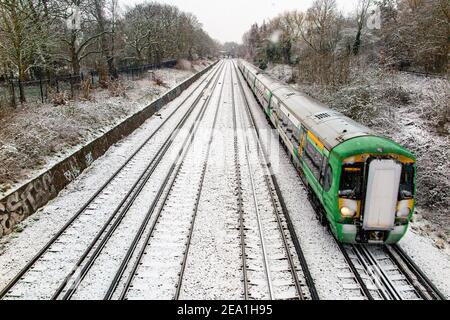 Un treno del Sud viaggia nella neve, inverno 2021 Foto Stock
