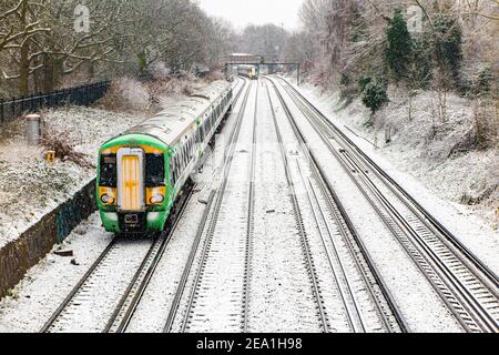 Un treno del Sud viaggia nella neve, inverno 2021 Foto Stock