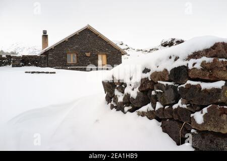 Rifugio Galvarina neve coperta nel Parco dell'Etna, Sicilia Foto Stock